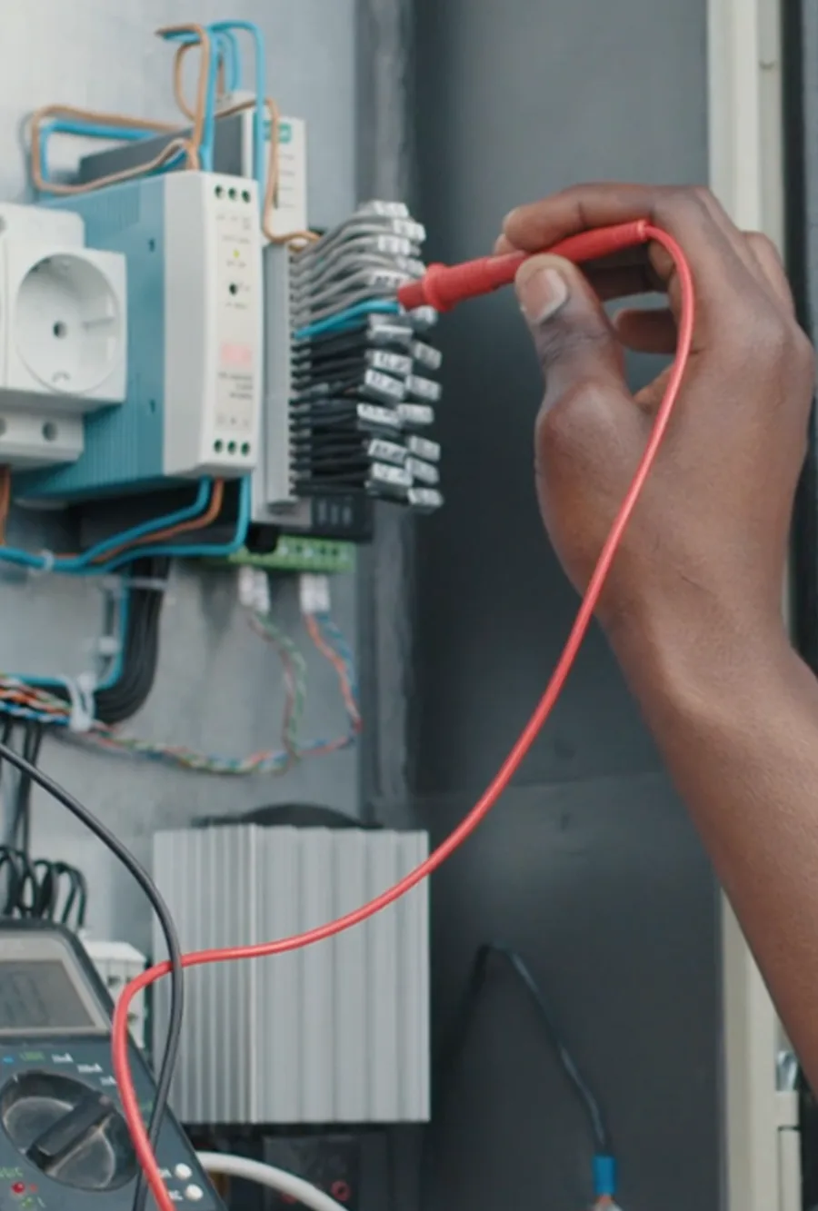 Medición en un cuadro eléctrico para diagnosticar un diferencial que salta