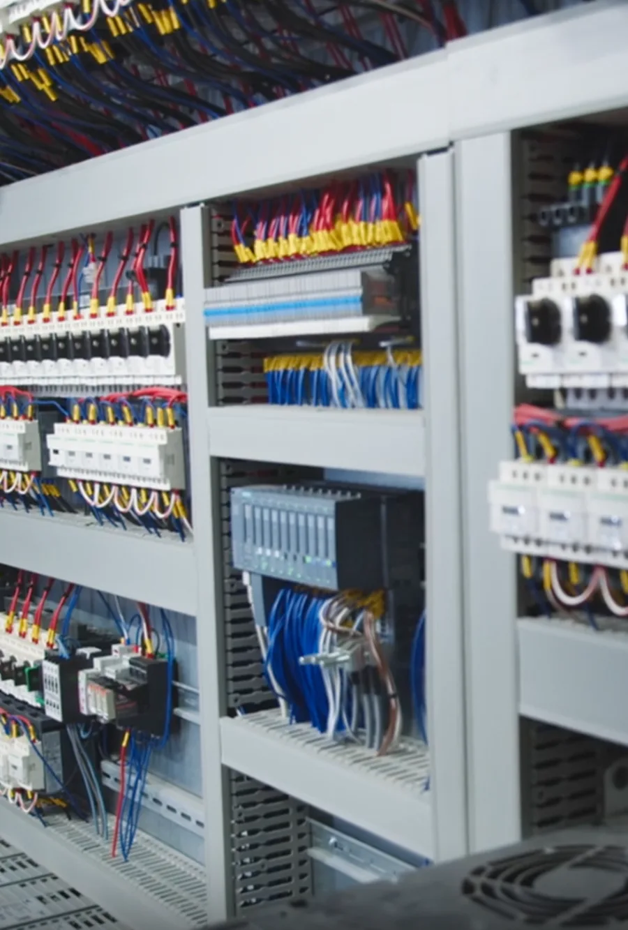 Cuadro eléctrico industrial con automatismos y cableado ordenado
